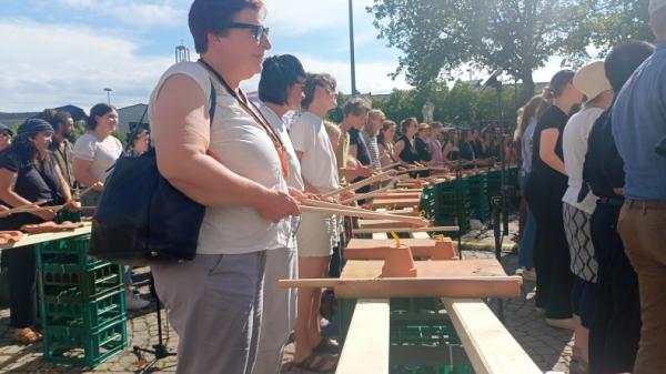 Kesenian Rampak Genteng dari Majalengka, Jabar,  sukses mencuri perhatian dari banyak orang di Kassel, Jerman (Istimewa)