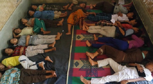 Santri tengah tidur di asrama.