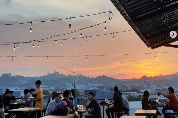 Suasana seru di Klinik Kopi Samarinda dengan pemandangan yang instagramable. (Foto: Instagram)