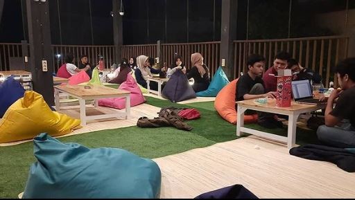 Cetro Cofee menawarkan tempat yang asyik dan instagramable untuk nongkrong. (Foto: Instagram)