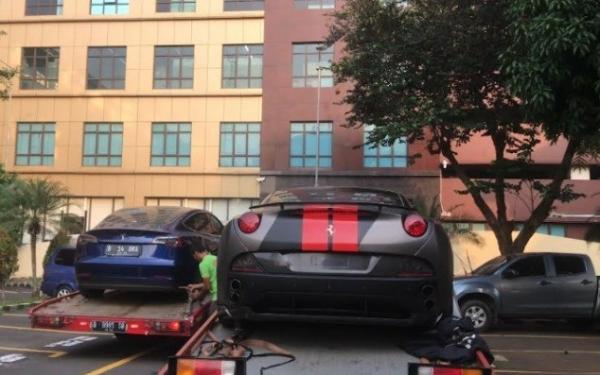 Mobil mewah Indra Kenz dibawa ke Kejari Tangsel (Foto : Ist)