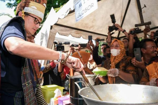 Menparekraf Sandiaga Uno ikut memasak sata mengunjungi Desa Wisata di Serdangbedagai. (Foto: ist)