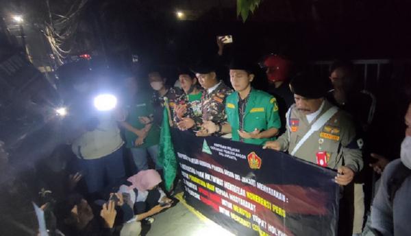 Massa GP Ansor DKI menggeruduk Holywings di Gunawarman. (FOTO MPI).