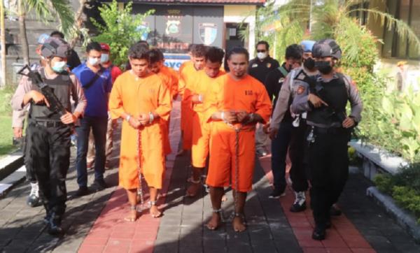 Tersangka bentrok antarkelompok pendatang di Pedungan, Denpasar. (Foto: Indira Arri)