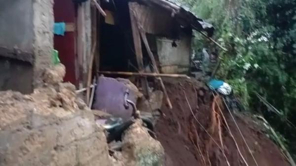 3 Rumah di Ciambar Sukabumi Rusak Berat Terseret Longsor, 12 Warga Diungsikan