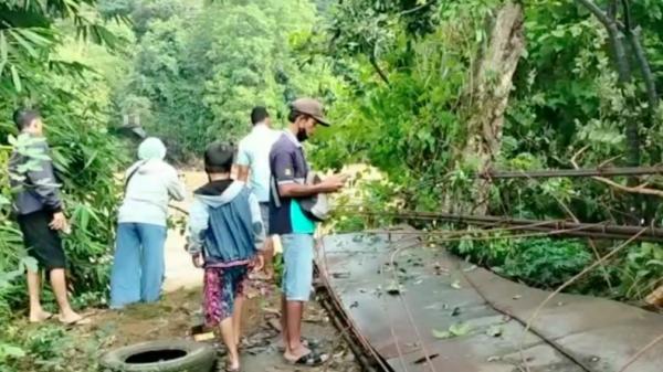 Diterjang Banjir Dan Pohon Besar Jembatan Gantung Di Muara Enim Putus