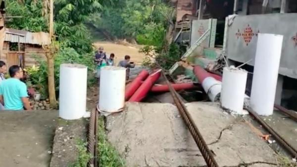 Jembatan gantung di Muara Enim putus akibat diterjang banjir dan pohon (Edwinsyah Satria/MNC Portal)