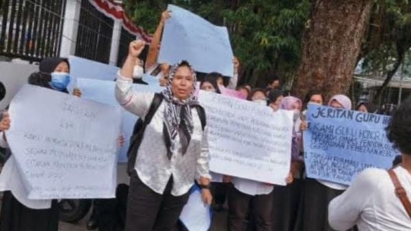 Puluhan Guru Honorer Demo Perjuangkan Nasib di Kantor DPRD Medan, Ini Tuntutannya