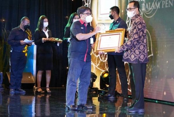 Pemimpin Redaksi iNews.id, Masirom, menerima penghargaan dari Menteri Perhubungan, Budi Karya Sumadi (kanan). (Foto: MPI/Heri Purnomo)