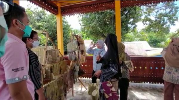 Kerajinan cetak kain Kerajinan cetak kain atau ecoprint di Desa Suak Gual (foto: MPI)