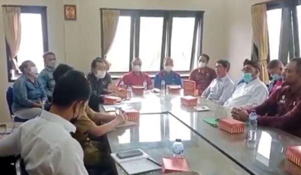 mediasi tegalalang Mediasi kasus pencurian kotak amal pura di Gianyar, Bali. (Foto: iNews/Ketut Catur)