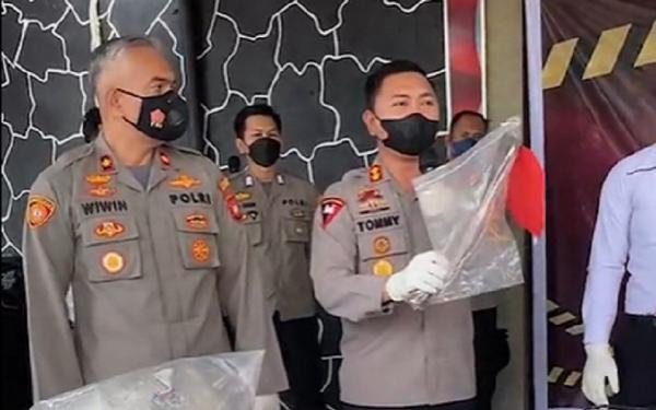 Pembunuhan Sintang Kapolres Kapolres Sintang AKBP Tommy Ferdian menunjukkan besi yang dipakai untuk memukul korban. (Foto: Polres Sintang).