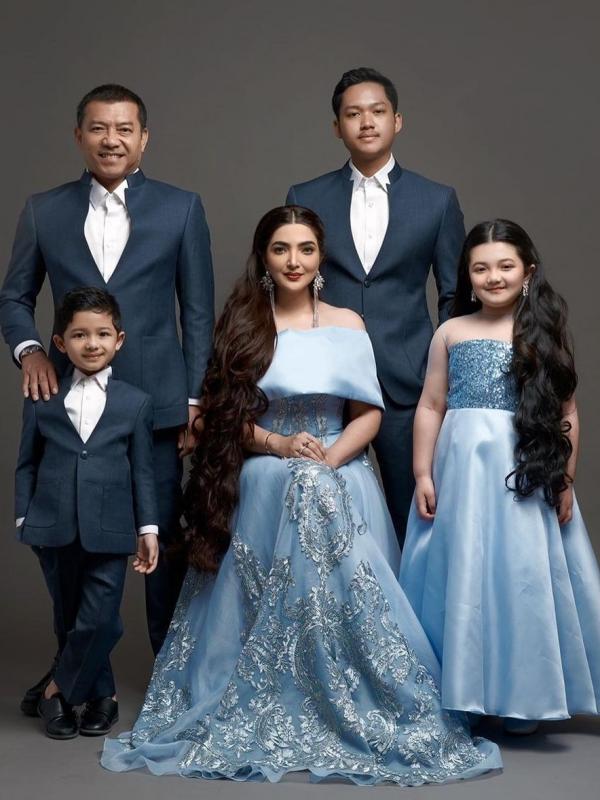 Keluarga Artis yang Hobi Pemotretan dengan Tema Kemewahan. (foto: instagram)