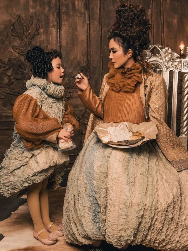 Keluarga Artis yang Hobi Pemotretan dengan Tema Kemewahan. (foto: instagram)