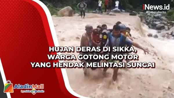 Hujan Deras di SIkka, Warga Gotong Motor yang Hendak Melintasi Sungai