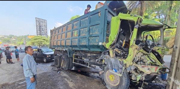 Sopir Mengantuk, Truk Tabrak Tiang Fly Over Cibubur Hingga Ringsek