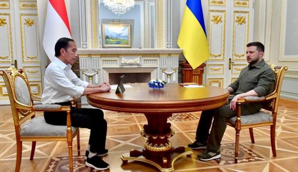 Presiden Jokowi dan Presiden Ukraina Volodymyr Zelensky di Jepang Minggu (21/5/2023). (Biro Setpres)