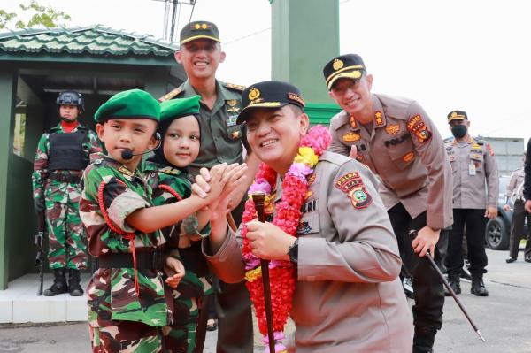 Kapolda Riau Irjen Pol M Iqbal salam komando dengan anak prajurit di Makodim Inhil. (Foto: ist)