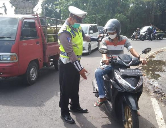 Pakai Sandal Jepit, Ratusan Pemotor di Tabanan Kena Tegur Polisi