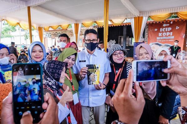 Sandi Icip Kopi Menparekraf Sandiaga Uno pose bersama emak-emak di Yogyakarta. (Foto: ist)