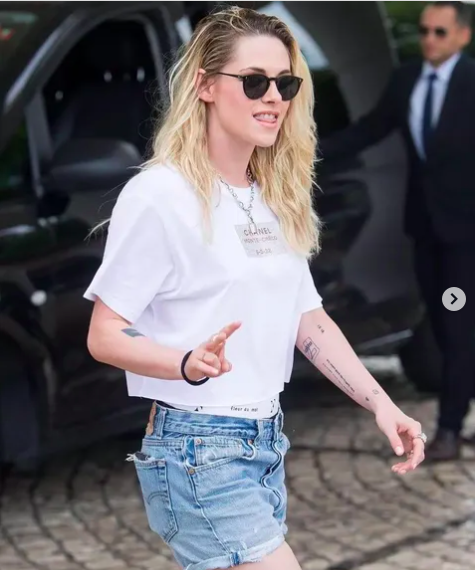 Screen Shot 2022 07 01 At 18 44 42 Fashion Casual untuk Nongkrong ala Artis Hollywood. (foto: Instagram)