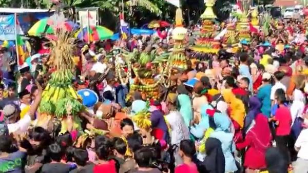 Kirab Budaya Sedekah Bumi di Pekalongan, Ribuan Warga Berebut Gunungan