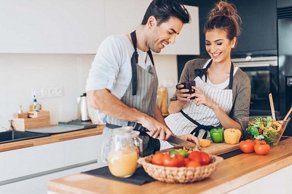 Hal yang bisa dilakukan saat weekend bersama pasangan, memasak bersama. (Foto: Istimewa)