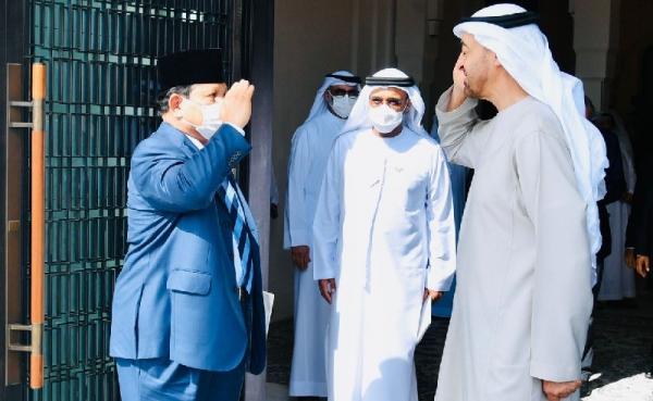 Menhan Prabowo Subianto mendampingi Presiden Joko Widodo (Jokowi) bertemu dengan Presiden Uni Emirat Arab (UEA) Sheikh Mohamed bin Zayed bin Sultan Al Nahyan atau MBZ di Istana Al Shatie, Abu Dhabi, Jumat (1/7/2022). (Foto: Ist)