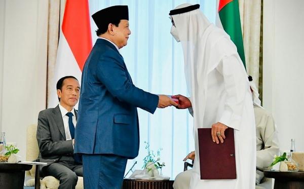 Menhan Prabowo Subianto mendampingi Presiden Joko Widodo (Jokowi) bertemu dengan Presiden Uni Emirat Arab (UEA) Sheikh Mohamed bin Zayed bin Sultan Al Nahyan atau MBZ di Istana Al Shatie, Abu Dhabi, Jumat (1/7/2022). (Foto: Ist)
