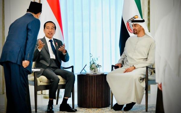 Menhan Prabowo Subianto mendampingi Presiden Joko Widodo (Jokowi) bertemu dengan Presiden Uni Emirat Arab (UEA) Sheikh Mohamed bin Zayed bin Sultan Al Nahyan atau MBZ di Istana Al Shatie, Abu Dhabi, Jumat (1/7/2022). (Foto: Ist)