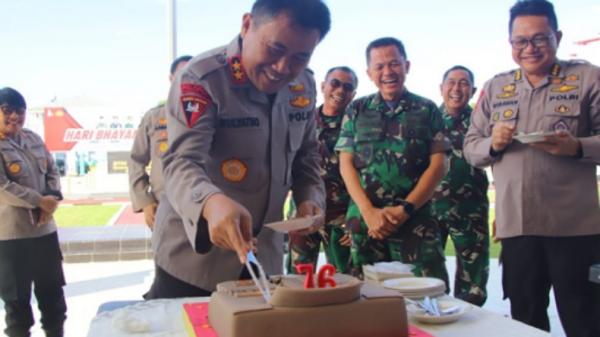 Pangdam-Danrem Pimpin Pasukan Datangi Polda Sulut, Beri Kejutan Hari Bhayangkara ke-76