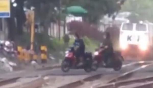 Buntut Viral Pemotor Terobos Pelintasan KA di Cimahi, KAI Minta Polisi Bertindak