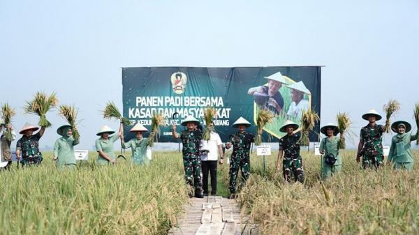 Hadiri Panen Padi di Karawang, KSAD Jenderal Dudung: TNI AD Dukung Ketahanan Pangan 