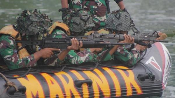 Prajurit petarung elang samudra Yonif 7 Marinir saat berlatih menembak. (Foto : iNews/Indra Siregar)