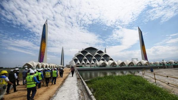 Masjid Al-Jabbar di Gedebage, Kota Bandung, digadang-gadang akan menjadi masjid terindah di Indonesia. (FOTO: AGUNG BAKTI SARASA)