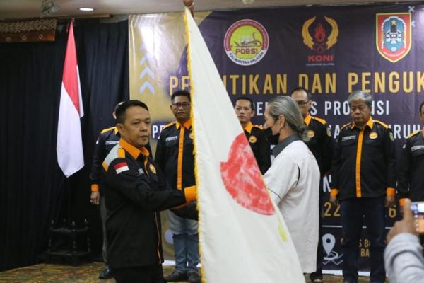Sekretaris Jenderal (Sekjen) PB POBSI, Robby Suarly (kiri), menyerahkan bendera pataka kepada Mustohir Arifin. (Foto: MNC Media)