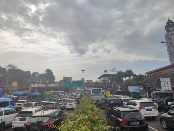 Ramai Libur Sekolah, Jalur Puncak Bogor One Way Arah Jakarta Siang Ini