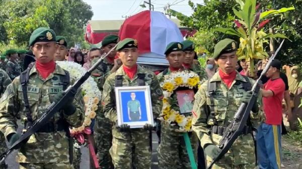 Pratu Beryl dimakamkan Jenazah Pratu Anumerta Beryl Kholif Al Rohman diberangkatkan ke TPU. (Afnan Subagio).