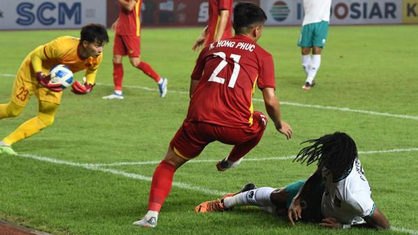 Ronaldo Kwateh Indonesia vs Vietnam berakhir imbang 0-0 pada laga perdana Grup A Piala AFF U-19 2022 di Stadion Patriot Candrabhaga, Sabtu (2/7/2022) malam WIB. (Foto: ANTARA FOTO/Fakhri Hermansyah)