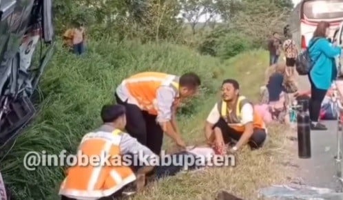 Petugas mengevakuasi penumpang bus yang mengalami kecelakaan dengan truk ayam di Tol Cipali, Subang, Minggu (3/7/2022). (Foto: ist/Instagram)