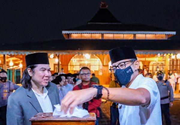 Menparekraf Sandiaga Uno mengunjungi Makam Mbah Kyai Walik. (foto: dok Kemenparekraf)
