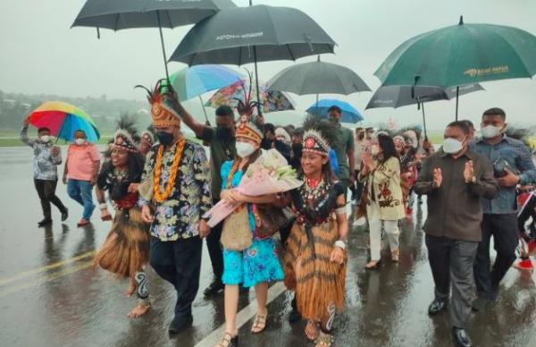 Tiba di Manokwari, Kapolda Papua Barat Irjen Daniel Silitonga Disematkan Mahkota Kasuari
