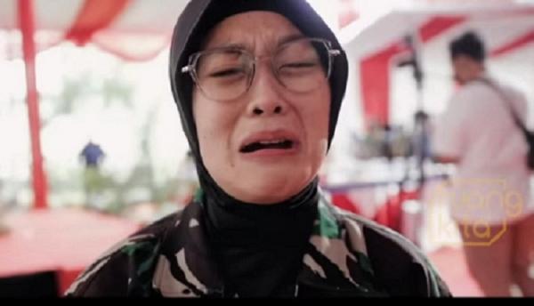 1656912238600 Sertu (K) Rizka Nurjanah prajurit TNI AD dijenguk Jenderal Andika Perkasa dan Hetty. (Foto tangkapan layar)..