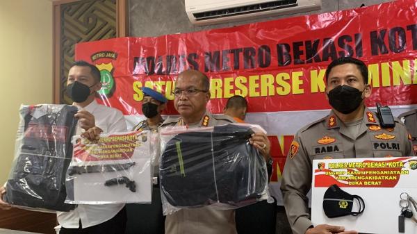 Barang bukti penusukan polisi gadungan di Bekasi (Foto : Jonathan Simanjuntak)