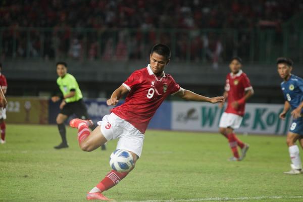 Hokky Caraka Timnas Indonesia U-19 menang telak 7-0 atas Brunei Darussalam di Piala AFF U-19 2022. Striker Hokky Caraka menjadi bintang lapangan. (foto: MPI/Aldi).