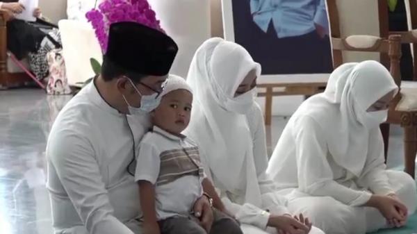 Keluarga Besar dan ASN Lepas Keberangkatan Ridwan Kamil, Atalia, dan Zara ke Mekkah