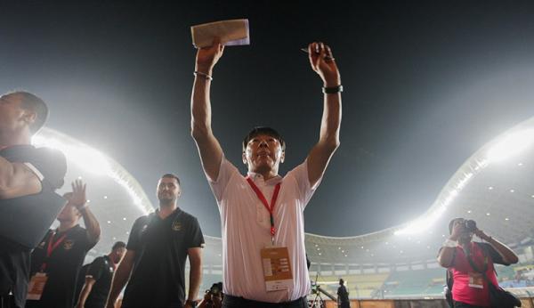 Shin Tae-yong tak meratapi kegagalan Indonesia ke semifinal Piala AFF U-19 2022. Dia meminta Ronaldo Kwateh dan kolega menegakkan kepala. (Foto: Ilham Sigit/MPI)