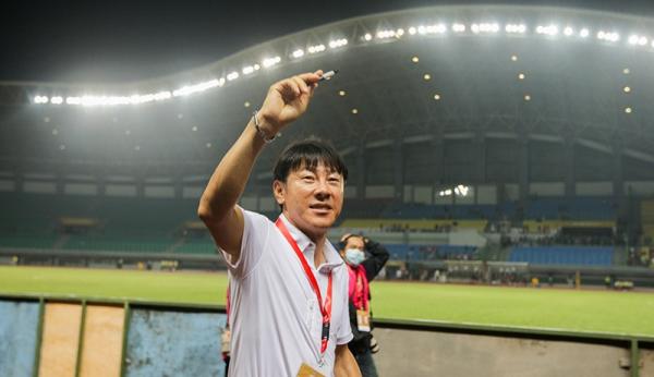 Shin Tae-yong tak meratapi kegagalan Indonesia ke semifinal Piala AFF U-19 2022. Dia meminta Ronaldo Kwateh dan kolega menegakkan kepala. (Foto: Ilham Sigit/MPI)