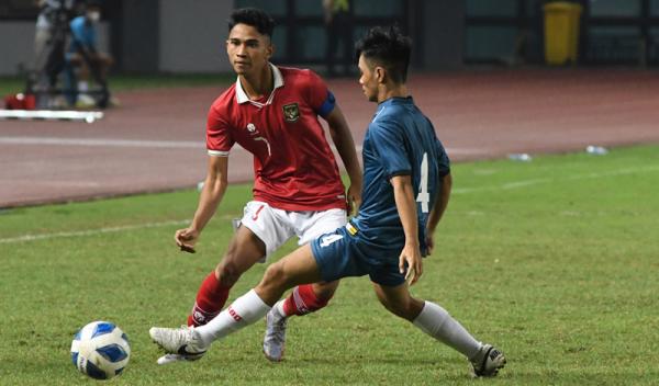 Marselino Ferdinan Pelatih Brunei Darussalam Faizalani Abdul Ghani malah bersyukur dibantai Indonesia 0-7 pada laga kedua Grup A Piala AFF U-19 2022, Senin (4/7/2022) malam. (Foto: ANTARA FOTO/Fakhri Hermansyah)