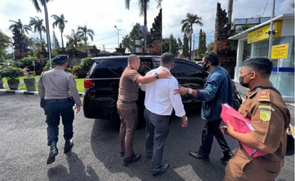 Pengacara Ditangkap Pn Denpasar1 Pengacara Raymond Simamora ditangkap di PN Denpasar langsung dieksekusi ke Lapas Kerobokan. (Foto: Kejari Badung)